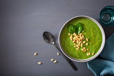 gri zemin üzerine yeşil krem karnabahar ıspanak çorbası