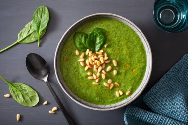 gri zemin üzerine yeşil krem karnabahar ıspanak çorbası