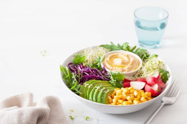 Humus, kırmızı lahana, ra ile vegan avokado tatlı mısır yemek kase