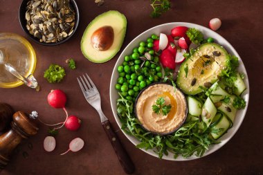 avocaco salatalık humus bezelye radis ile sağlıklı vegan yemek kase
