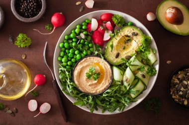 avocaco salatalık humus bezelye radis ile sağlıklı vegan yemek kase