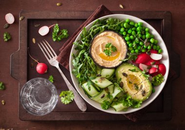 avocaco salatalık humus bezelye radis ile sağlıklı vegan yemek kase