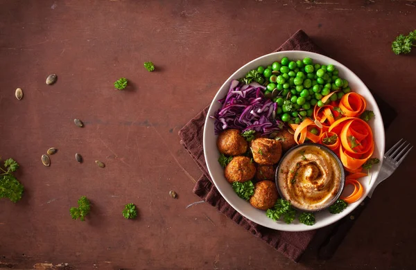 Egészséges vegán ebédtál falafel hummus sárgarépa szalagok Csikós — Stock Fotó