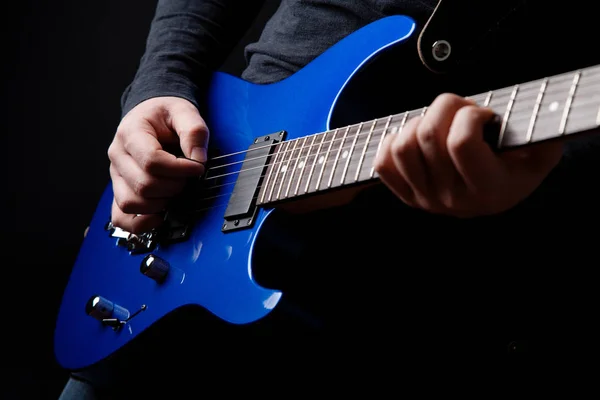 Μουσικός ροκ κιθαρίστας παίζει μια μπλε κιθάρα — Φωτογραφία Αρχείου