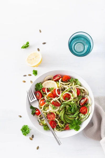 Vegan Κετογενική spiralized κολοκύθι σαλάτα με αβοκάντο, ντομάτα, p — Φωτογραφία Αρχείου