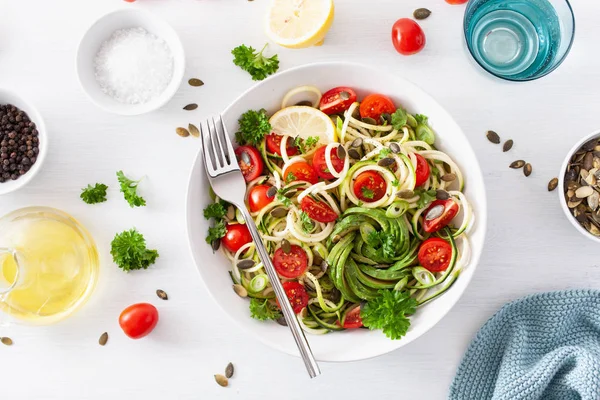 Ensalada de calabacín espiralizada cetogénica vegana con tomate de aguacate p — Foto de Stock