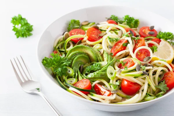 Veganer ketogener Spiralzucchini-Salat mit Avocado-Tomaten — Stockfoto