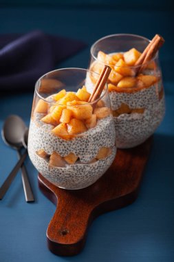 Chia puding tarçın simmered elma ve fıstık ezmesi ile