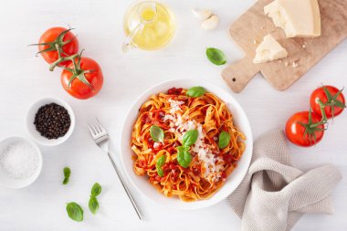 tagliatelle makarna domates ile parmesan fesleğen sosu