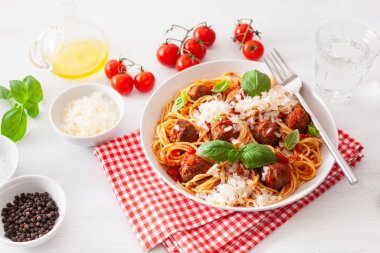 köfte ve domates sosu, İtalyan makarna spagetti