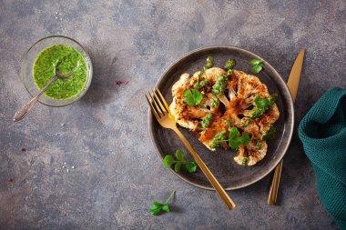 Bitki soslu ve baharatlı karnabahar bifteği. bitki bazlı et