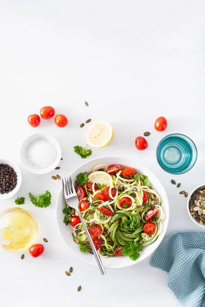 Veganer ketogener Spiralzucchini-Salat mit Avocado-Tomaten — Stockfoto