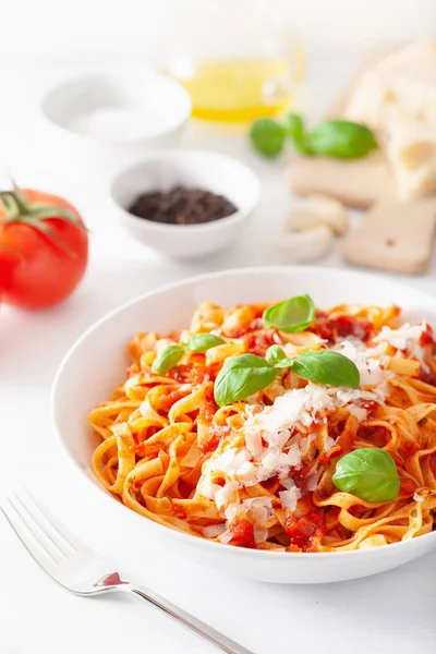 Tagliatelle Pasta mit Tomatensauce Parmesan Basilikum — Stockfoto