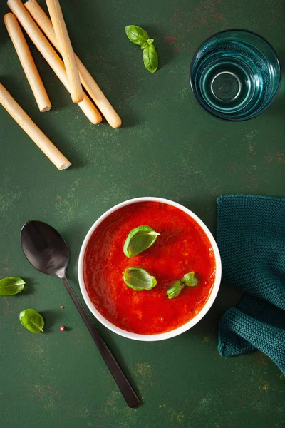 Soupe végétarienne tomate et poivron sur fond vert — Photo