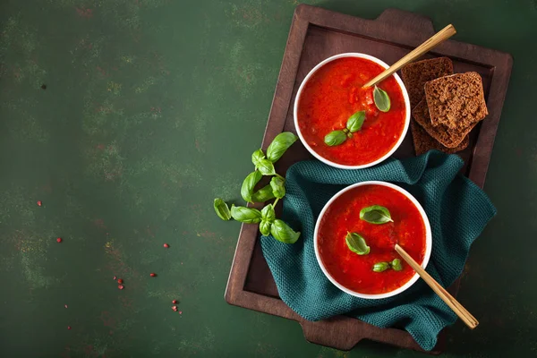 Soupe végétarienne tomate et poivron sur fond vert — Photo