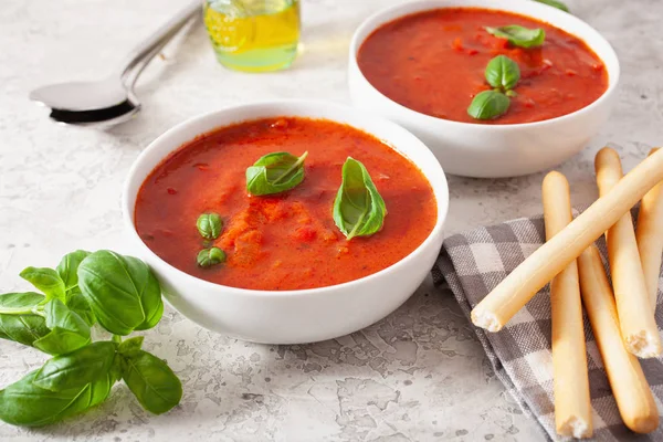 Tomate e pimentão sopa vegetariana no fundo verde — Fotografia de Stock