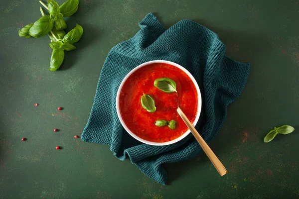 Ντομάτα και πιπεριά πιπεριά χορτοφαγική σούπα σε πράσινο φόντο — Φωτογραφία Αρχείου