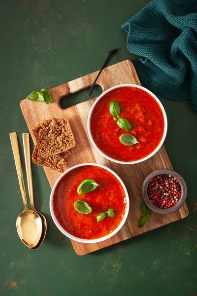 Ντομάτα και πιπεριά πιπεριά χορτοφαγική σούπα σε πράσινο φόντο — Φωτογραφία Αρχείου