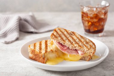 Kızarmış jambonlu ve peynirli sandviç.