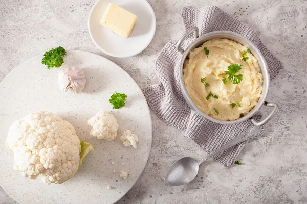 Tłuczony kalafior z masłem. ketogenic paleo dieta boczna danie — Zdjęcie stockowe