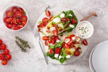 romaine marul pastırma domates parmesan, sos ile tepesinde. Sağlık