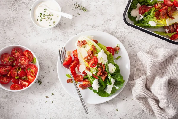 Lechuga romana rematada con tocino de tomate parmesano, salsa. salud —  Fotos de Stock