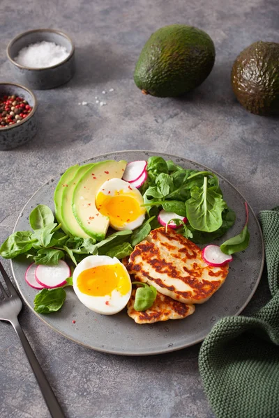 Hälsosam keto paleo diet frukost: kokt ägg, avokado, halloumi — Stockfoto