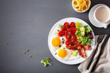 sağlıklı keto diyet kahvaltı: yumurta, domates, salata yaprakları ve Bac
