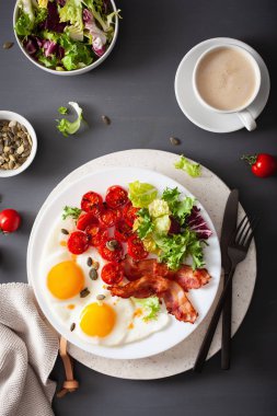 sağlıklı keto diyet kahvaltı: yumurta, domates, salata yaprakları ve Bac