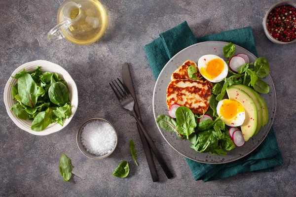 Healthy keto paleo diet breakfast: boiled egg, avocado, halloumi — Stock Photo, Image