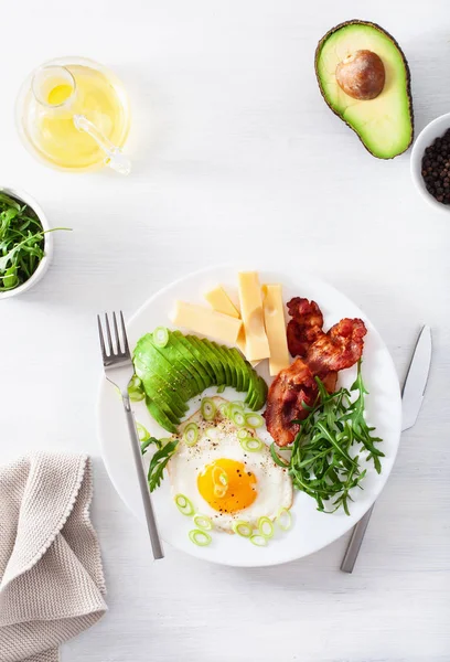 Healthy keto breakfast: egg, avocado, cheese, bacon — Stock Photo, Image