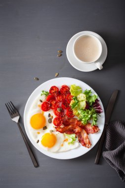 sağlıklı keto diyet kahvaltı: yumurta, domates, salata yaprakları ve Bac