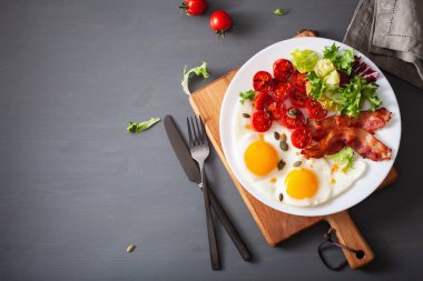 sağlıklı keto diyet kahvaltı: yumurta, domates, salata yaprakları ve Bac