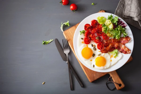 Healthy keto diet breakfast: egg, tomatoes, salad leaves and bac — Stock Photo, Image