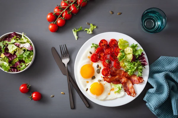 Alimentation saine au céto petit déjeuner : oeuf, tomates, feuilles de salade et bac — Photo