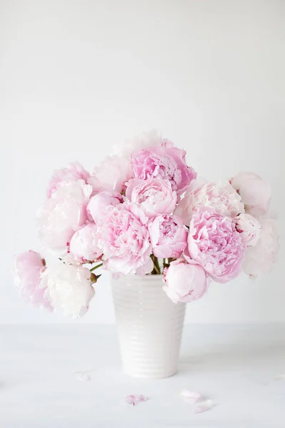 Hermoso ramo de flores de peonía rosa en jarrón — Foto de Stock