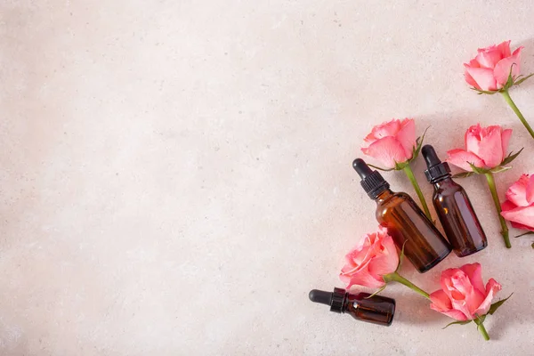 Illóolajok palackozva rózsa virágok. alternatív gyógyászat aro — Stock Fotó