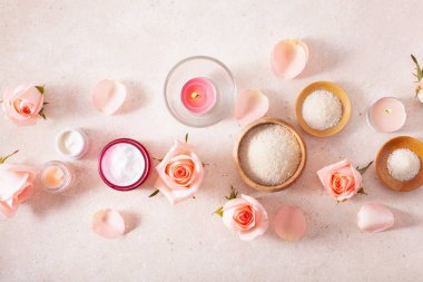 Cilt ürünleri ve gül çiçekleri. Evler için doğal kozmetik ürünleri
