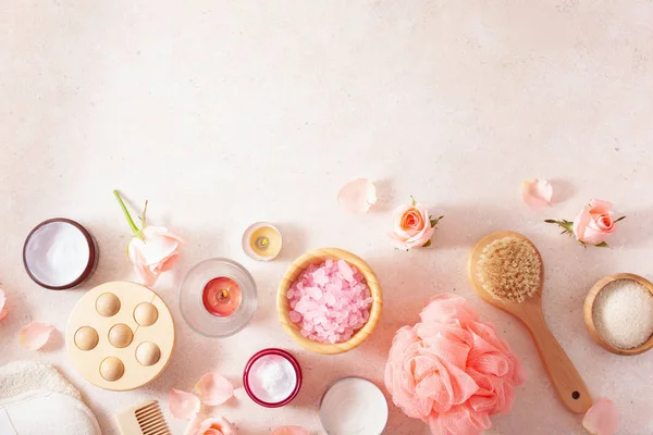 Prodotti per la cura della pelle e fiori di rosa. cosmetici naturali per la casa s — Foto Stock