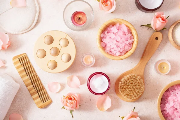 Produkty do pielęgnacji skóry i kwiaty róż. kosmetyki naturalne do użytku domowego — Zdjęcie stockowe