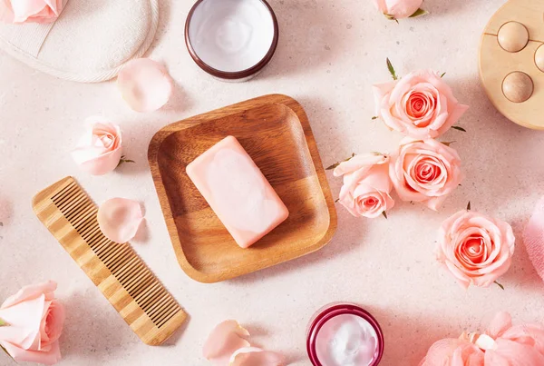 Productos para el cuidado de la piel y flores de rosas. cosméticos naturales para el hogar s — Foto de Stock