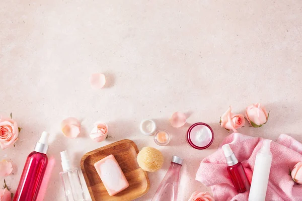 Pflegeprodukte und Rosenblüten. Naturkosmetik für zu Hause — Stockfoto