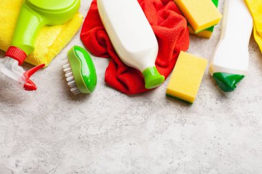 Temizlik ürünleri ev kimyasalları sprey fırça sünger eldiven