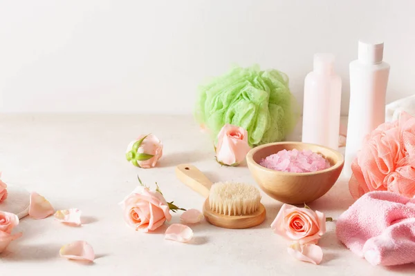 Pflegeprodukte und Rosenblüten. Naturkosmetik für zu Hause — Stockfoto