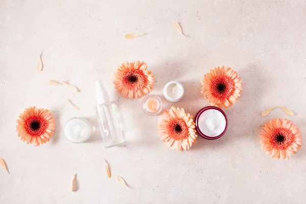 Produtos de cuidados com a pele e flores da margarida. cosméticos naturais para casa — Fotografia de Stock
