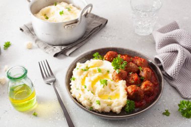 Keto Paleo diyeti öğle yemeği köfteli karnabahar ezmesi