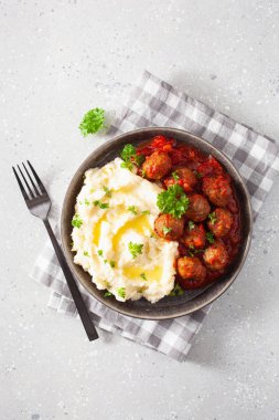 Keto Paleo diyeti öğle yemeği köfteli karnabahar ezmesi