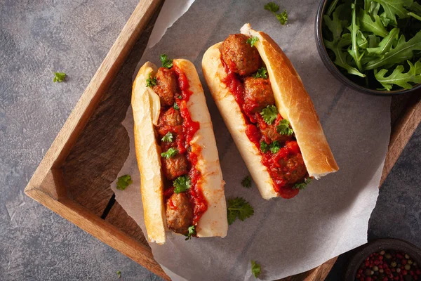 Broodje gehaktbal met kaas en marinara tomatensaus. naam — Stockfoto