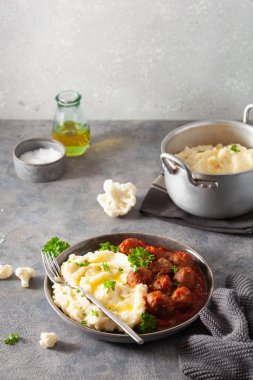 Keto Paleo diyeti öğle yemeği köfteli karnabahar ezmesi