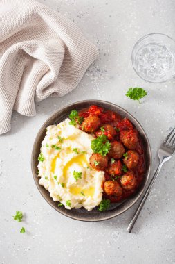 Keto Paleo diyeti öğle yemeği köfteli karnabahar ezmesi